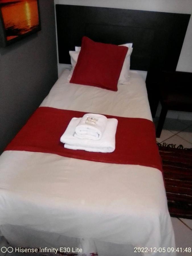 Rustenburg Guesthouse Exterior foto